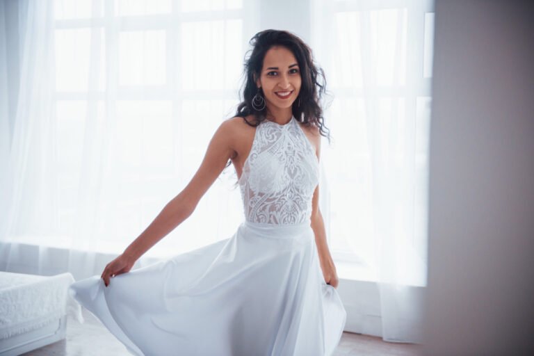 Where to Rent a Wedding Dress Locally vs Online: Which Is Better?
